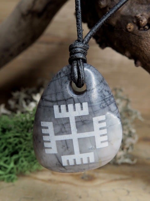 Ręce Boga - wisior słowiański na kamieniu - marmur