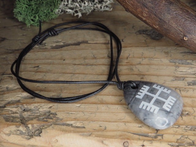 Ręce Boga - wisior słowiański na kamieniu - marmur