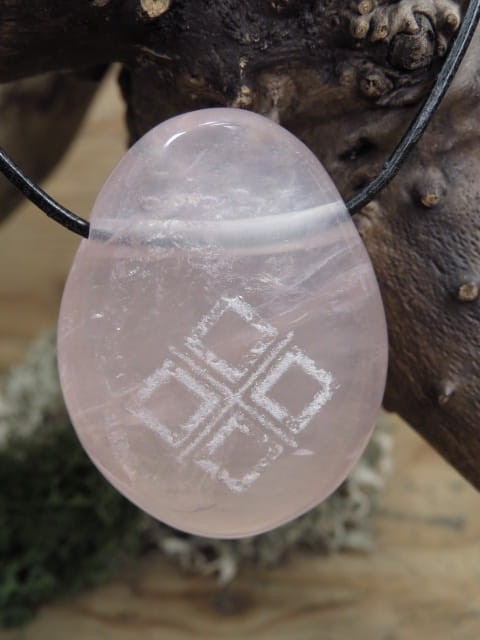 wisior Bogini Mokosz na kamieniu - na kwarcu różowym - biżuteria słowiańska