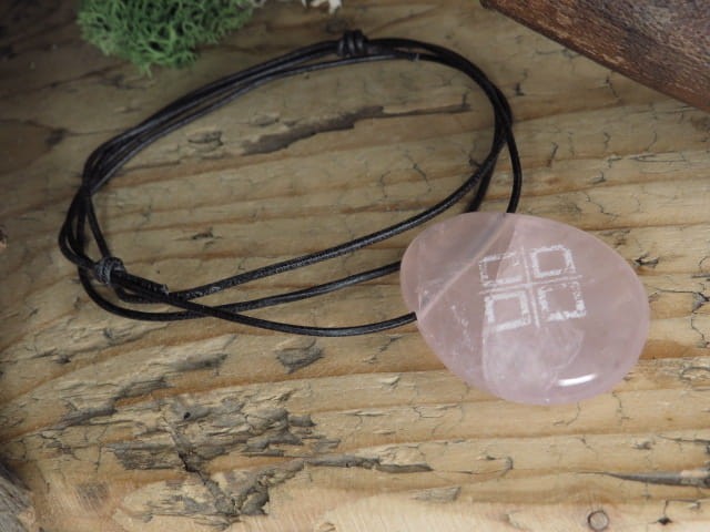 wisior Bogini Mokosz na kamieniu - na kwarcu różowym - biżuteria słowiańska