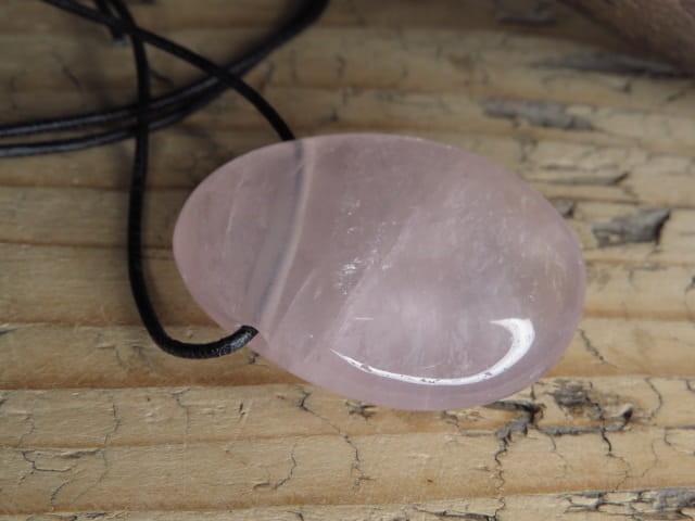 wisior Bogini Mokosz na kamieniu - na kwarcu różowym - biżuteria słowiańska