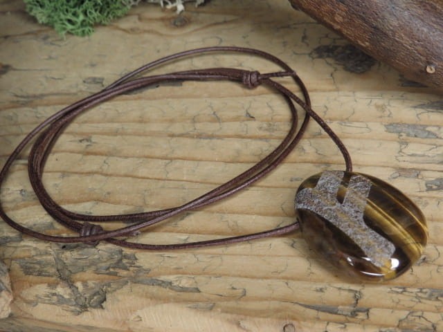 Fehu - runa na kamieniu - przyciąga bogactwo - wisior na rzemieniu tygrysie oko