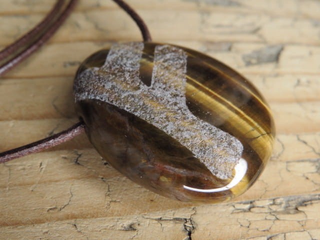 Fehu - runa na kamieniu - przyciąga bogactwo - wisior na rzemieniu tygrysie oko