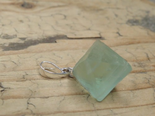 fluoryt zielony kryształ - wisior