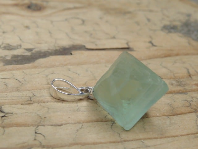 fluoryt zielony kryształ - wisior