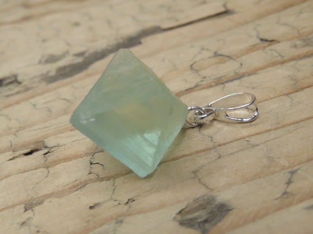 fluoryt zielony kryształ - wisior