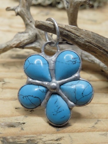 Wisior kwiatuszek z howlitu