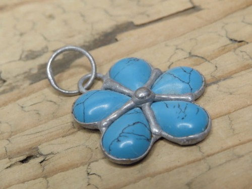 Wisior kwiatuszek z howlitu