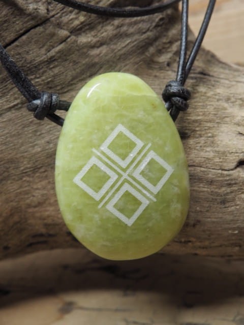 wisior Bogini Mokosz na kamieniu