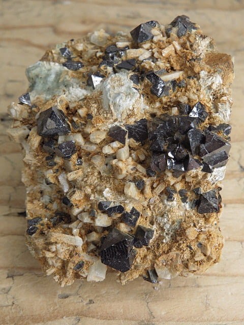 magnetyt i skaleń - szczotka krystaliczna - Maroko