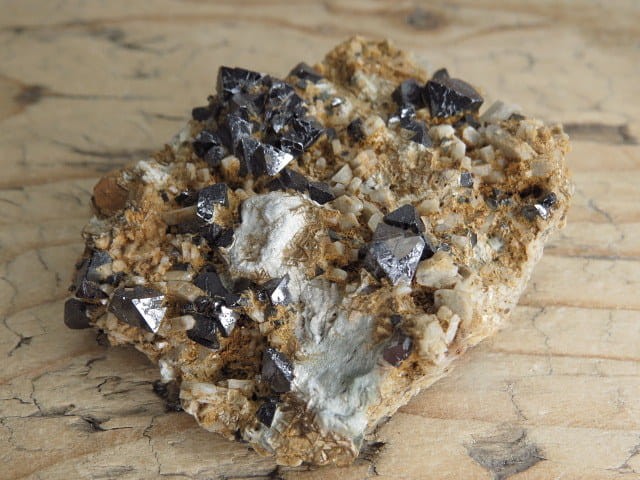 magnetyt i skaleń - szczotka krystaliczna - Maroko