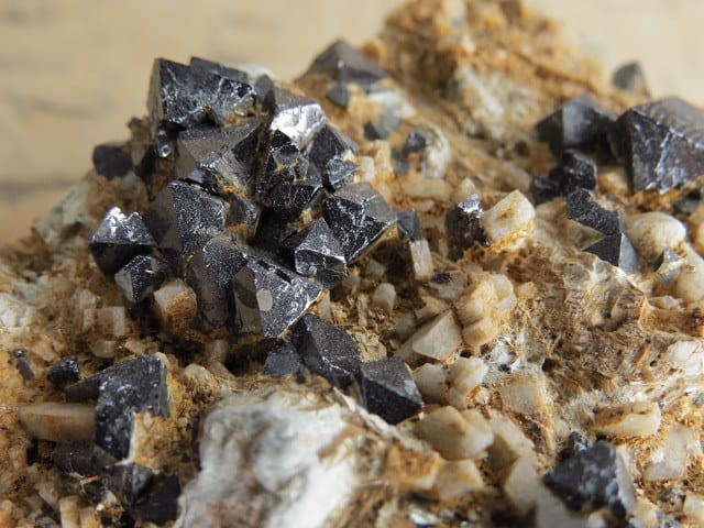 magnetyt i skaleń - szczotka krystaliczna - Maroko