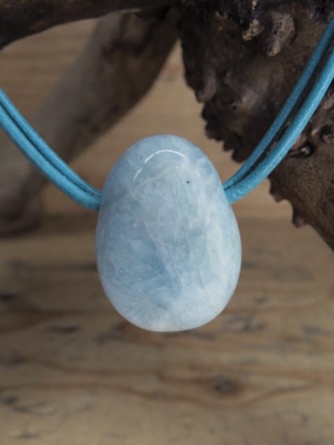 akwamaryn - amulet na rzemieniu