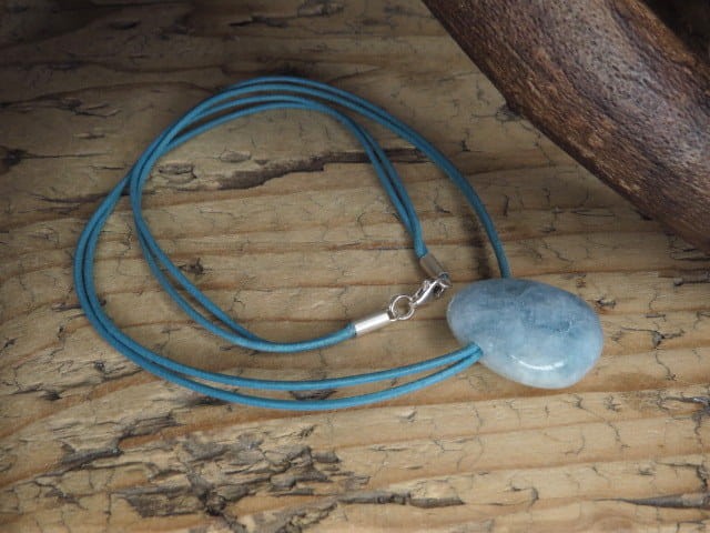 akwamaryn - amulet na rzemieniu