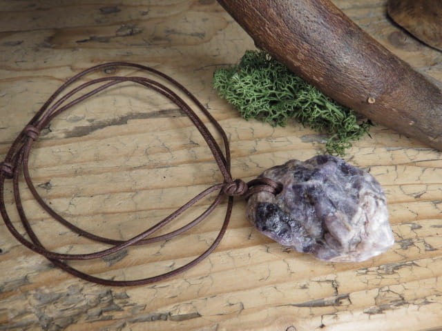 ametyst * amulet na rzemieniu