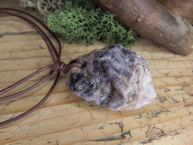 ametyst * amulet na rzemieniu