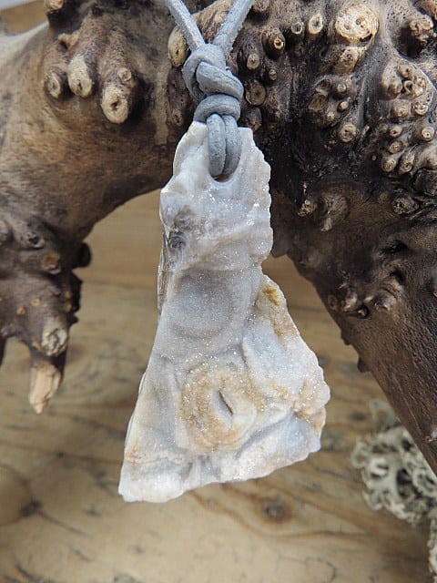 chalcedon - róża chalcedonowa - wisior na rzemieniu