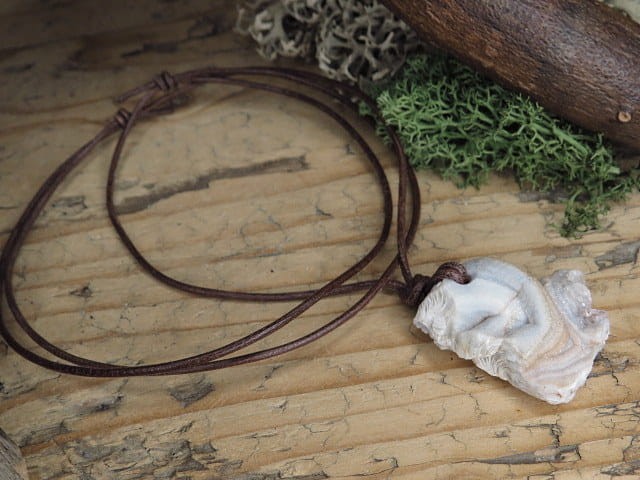 chalcedon - róża chalcedonowa - wisior na rzemieniu