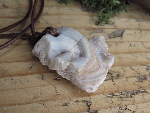 chalcedon - róża chalcedonowa - wisior na rzemieniu