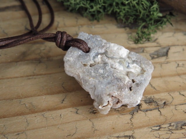 chalcedon - róża chalcedonowa - wisior na rzemieniu