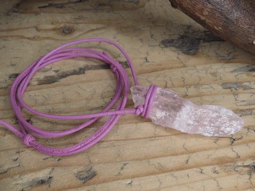 kwarc różowy surowy * talizman na rzemieniu