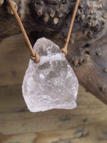 kwarc różowy surowy * talizman na rzemieniu