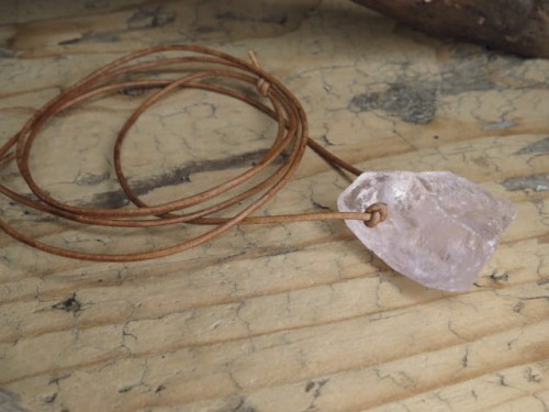 kwarc różowy surowy * talizman na rzemieniu