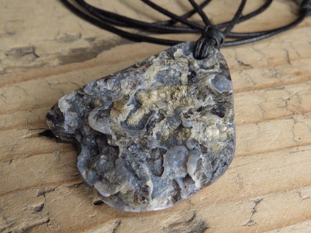 opal czarny * okolice Ślęży Polska * talizman na rzemieniu