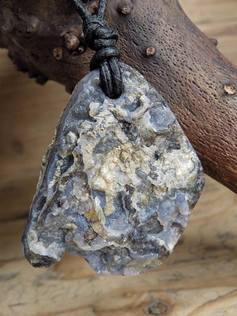 opal czarny * okolice Ślęży Polska * talizman na rzemieniu