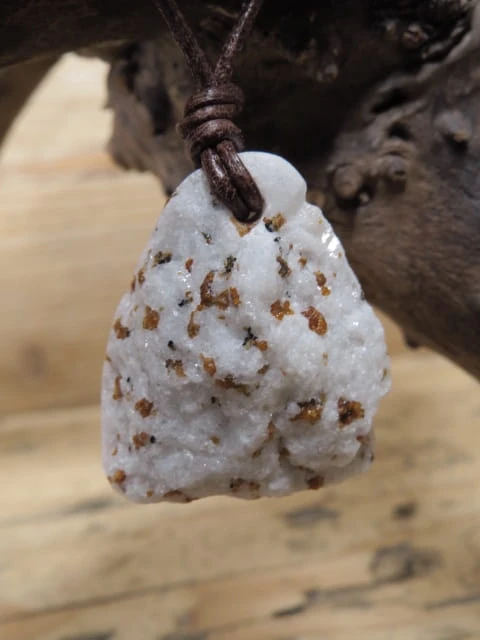 spinele w marmurze * talizman na rzemieniu