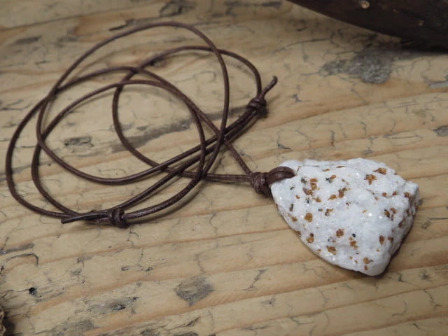 spinele w marmurze * talizman na rzemieniu