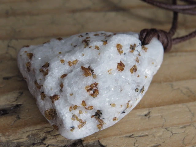 spinele w marmurze * talizman na rzemieniu