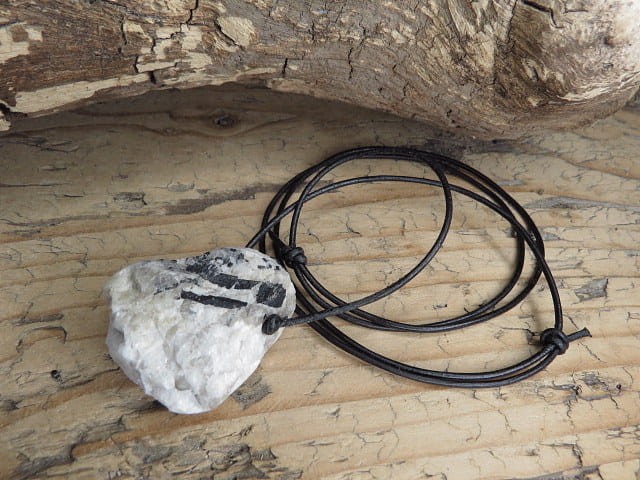 kwarc z turmalinem Polska * amulet ochronny na rzemieniu