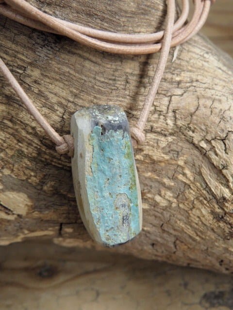 turkus naturalny z Polski - ochrona w podróży - amulet na rzemieniu