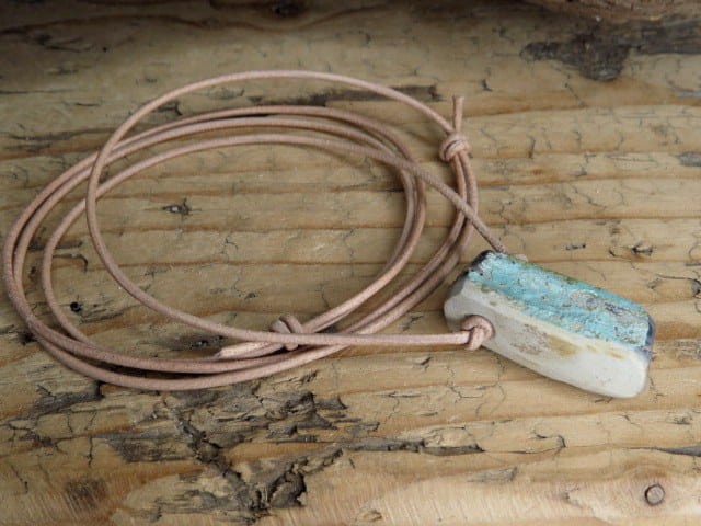 turkus naturalny z Polski - ochrona w podróży - amulet na rzemieniu