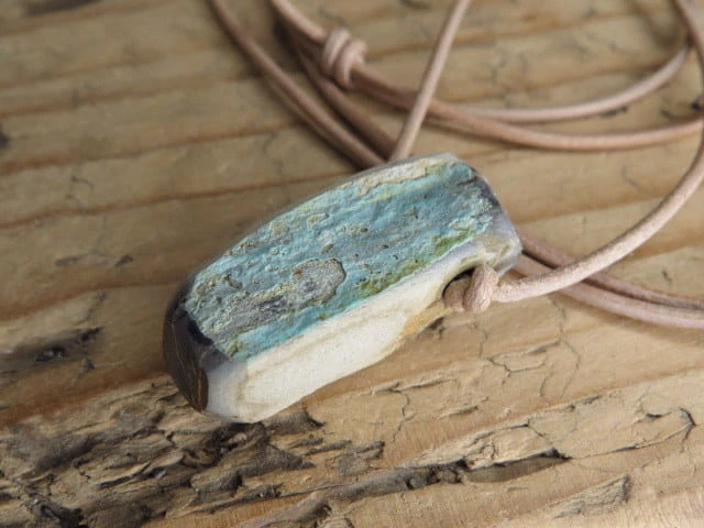 turkus naturalny z Polski - ochrona w podróży - amulet na rzemieniu