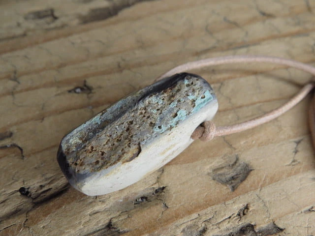 turkus naturalny z Polski - ochrona w podróży - amulet na rzemieniu