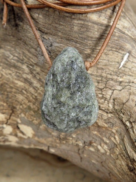 oliwin na rzemieniu - kamień na dobre samopoczucie