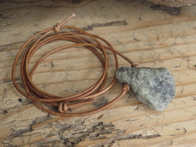 oliwin na rzemieniu - kamień na dobre samopoczucie