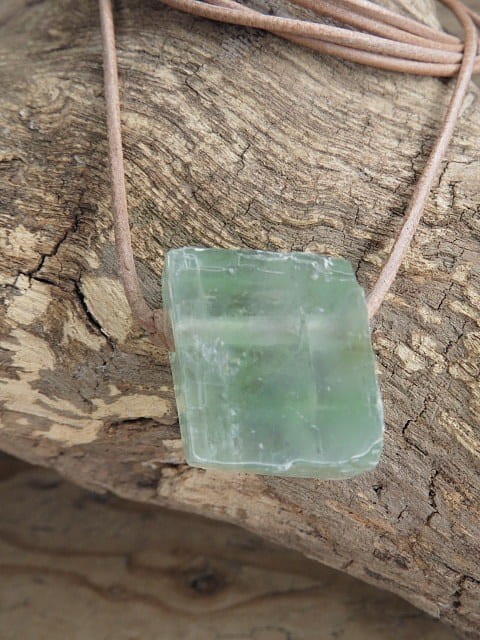 kalcyt zielony * dobre samopoczucie i intuicja * talizman na rzemieniu