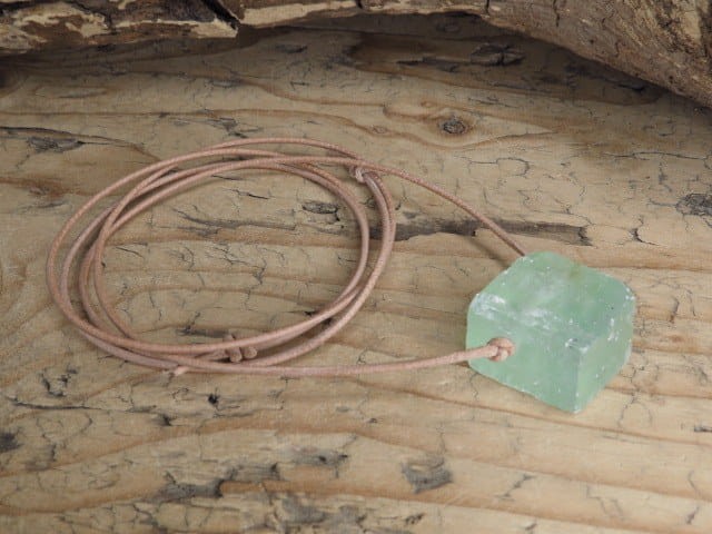 kalcyt zielony * dobre samopoczucie i intuicja * talizman na rzemieniu