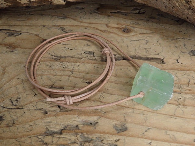 kalcyt zielony * dobre samopoczucie i intuicja * talizman na rzemieniu