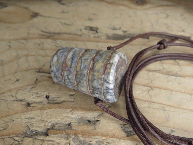 orthoceras - wisior na rzemieniu