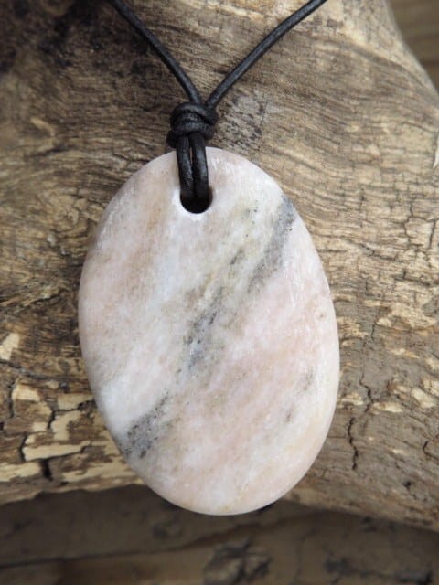 Marmur Biała Marianna - wisior na rzemieniu