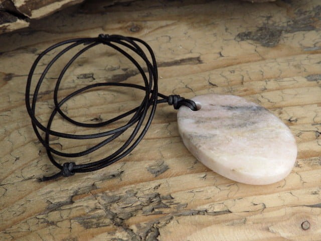 Marmur Biała Marianna - wisior na rzemieniu