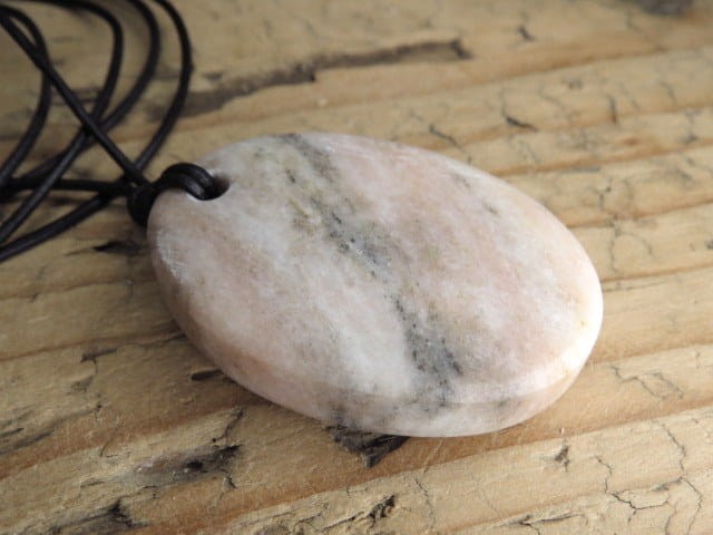 Marmur Biała Marianna - wisior na rzemieniu