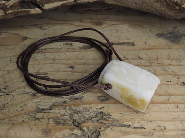 kalcyt biały - wisior na rzemieniu