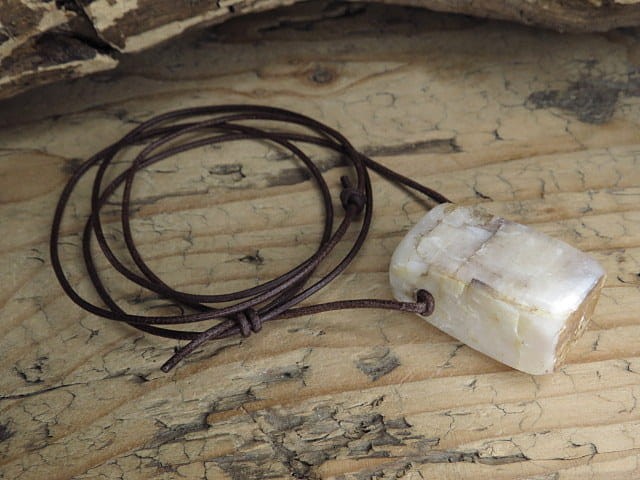 kalcyt biały - wisior na rzemieniu