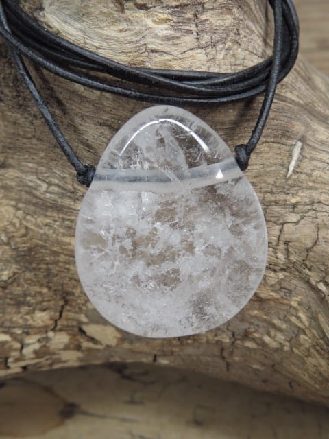 kryształ górski amulet ochronny uzdrawiająca energia na rzemieniu