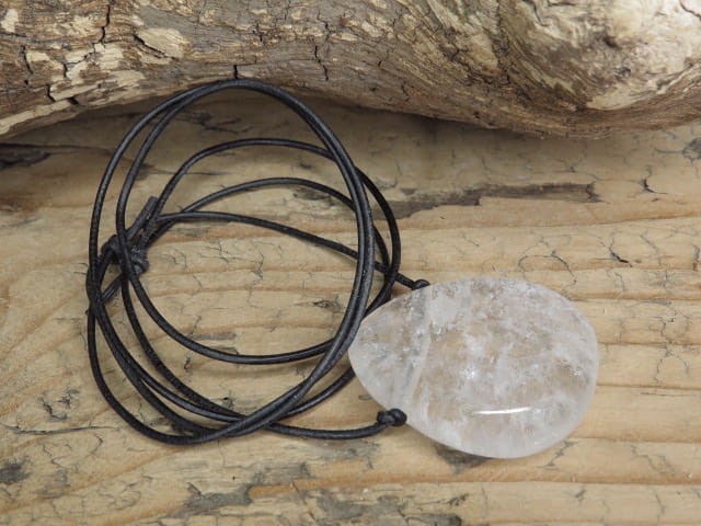 kryształ górski amulet ochronny uzdrawiająca energia na rzemieniu